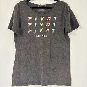 Friends TV Show Ross Pivot Pivot Pivot Graphic T-Shirt Charcoal Grey Large